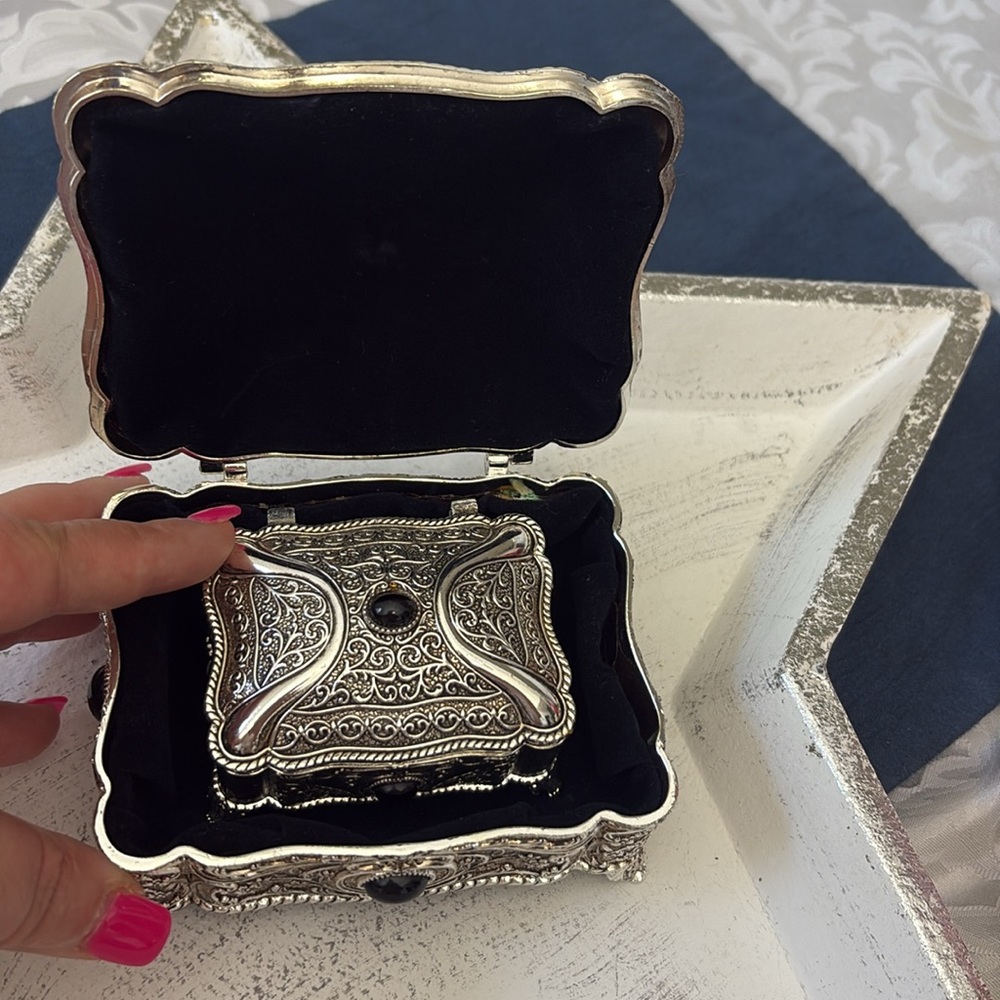 Elegant Silver Jewelry Organizer Box Set - Picture 4 of 4